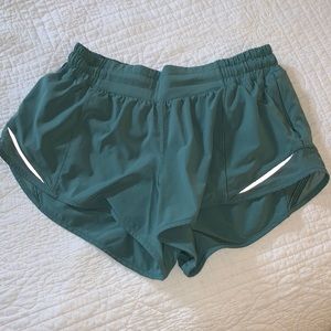 SIZE 6 LULULEMON HOTTY HOT SHORT ~ 2.5 inch inseam